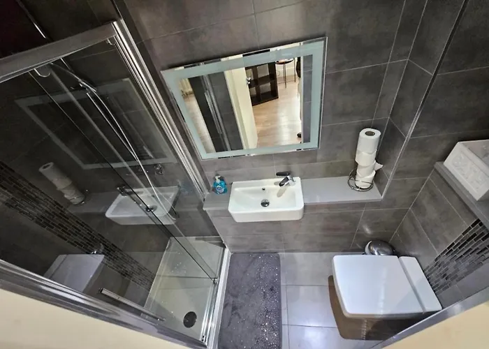 Luxury Double Room With Private Bathroom